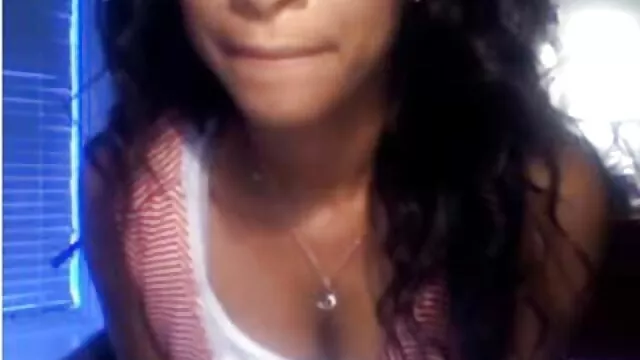 Adulto sem registo  Dedos de beleza vermelhos metendo gostoso e puxa de volta para o chuveiro