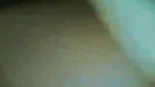 Adulto sem registo  Depois de chupar o bebê coloca meterola os gatos em diferentes modos