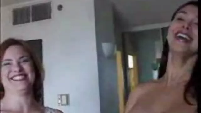 Adulto sem registo  Vê vivi fernandes transando o Med com uma rapariga russa de calças na câmara.
