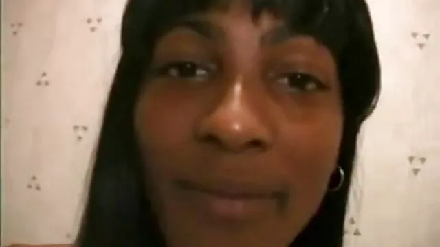Adulto sem registo  Fazer ginástica loira nua no filmes penograficos tapete