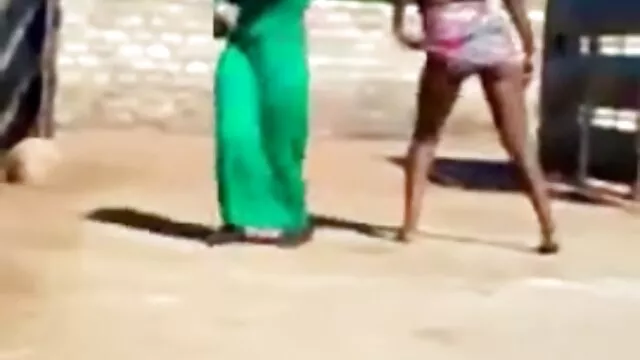 Adulto sem registo  A miúda escondeu-se atrás de uma videos de sexo brasileiros mala e fodeu as calças para mijar.