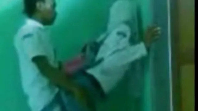 Adulto sem registo  Esfrega o nó de iogurte na cama. porno son