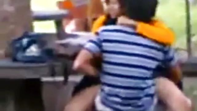 Adulto sem registo  O homem video sexo oral que foi colocado no ânus ao lado da piscina