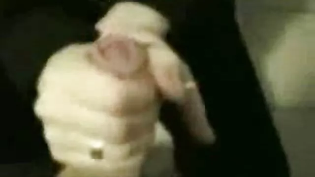Adulto sem registo  Uma rapariga finge em frente ao quadro. porno grani