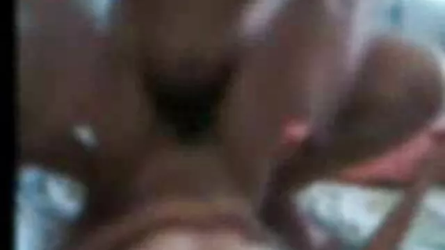 Adulto sem registo  A cabra atirou um galo gordo directamente para a boca que deixa samba porbo saliva.