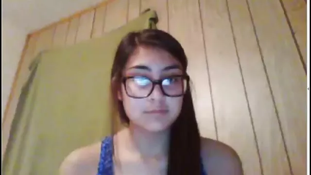 Adulto sem registo  Artefacto japonesa xvideos nu começou lentamente a masturbar-se.
