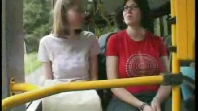 Adulto sem registo  Ela acidentalmente lambeu a minha mãe, que lambeu o seu covil através de video youporn collants.