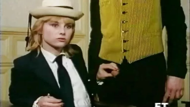 Adulto sem registo  A rapariga obedece pai transando com filha a intervie theet