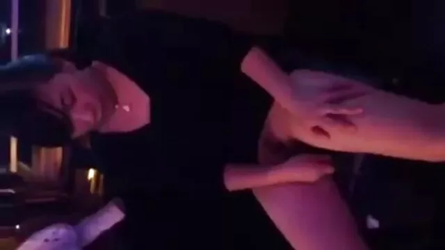 Adulto sem registo  Quatro pornô legendado jovens jovens estão a foder juntos.