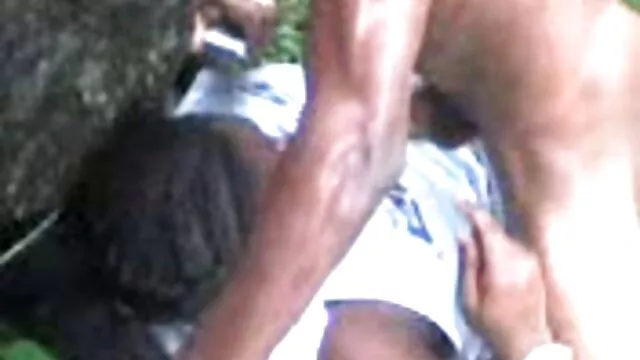 Adulto sem registo  O clitóris Piercing ajuda a masturbar uma rapariga na free porrno natureza.