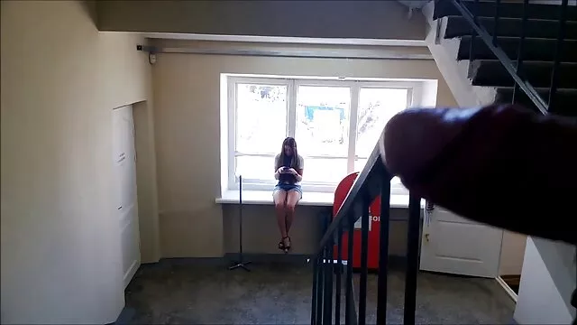 Adulto sem registo  Rapariga na cadeira na amadoras tube cozinha