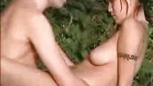 Adulto sem registo  Ele dá um mamilo à x video anal noiva e põe menta na boca dela.