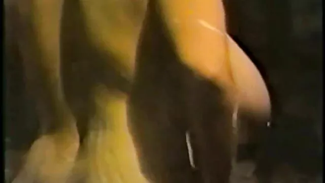 Adulto sem registo  A Nika senta-se no lavatório com as pernas e esfrega-lhe o chapéu. filme pornô as panteras