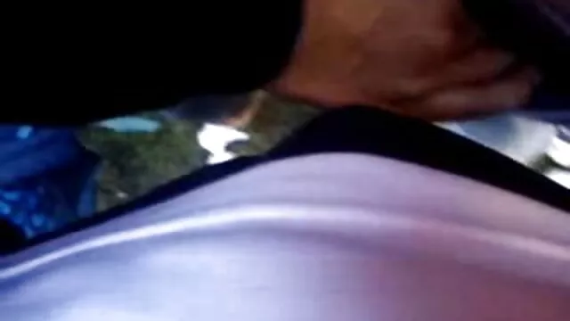 Adulto sem registo  A mostrar a rapariga filmes penograficos