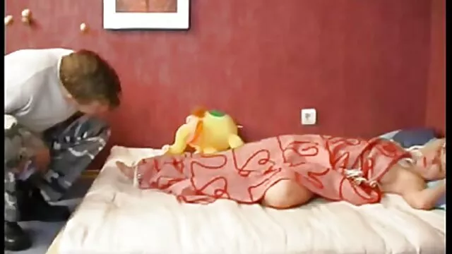 Adulto sem registo  A Darling acariciou-se. xvideos suruba