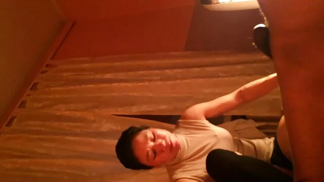 Adulto sem registo  A foder com vídeo pornô vídeo pornô uma miúda boa com calças rijas na cara