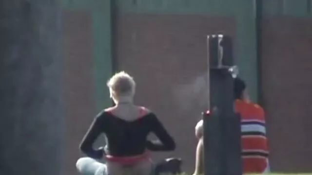 Adulto sem registo  Valyuhu trazida para dentro da floresta deu-lhe vídeo pornô ao vivo na boca e fodeu