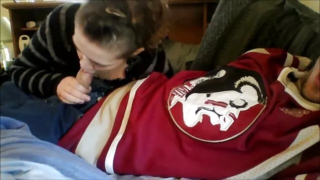 Adulto sem registo  Os homens peidam-se activamente anime pornô cães giros